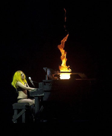 Леди Гага играет на рояле и поет лирическую песню Speechless
