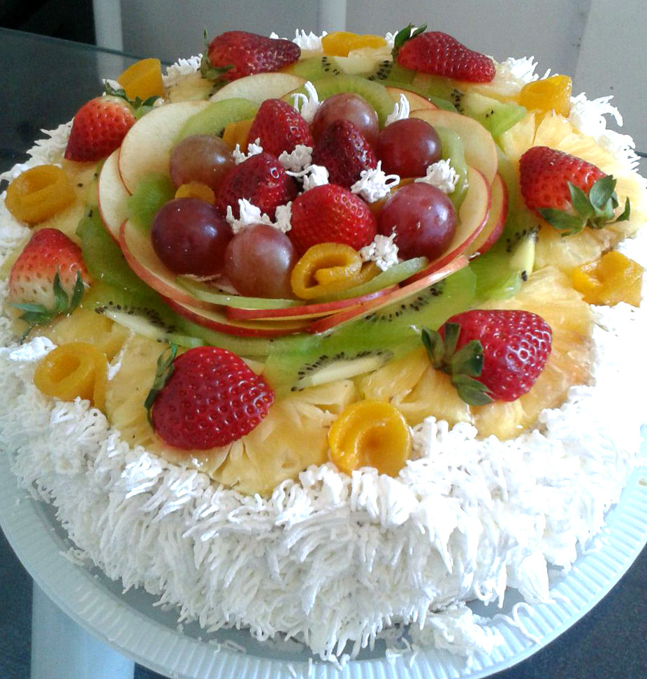 bolo decorado com frutas e chantily