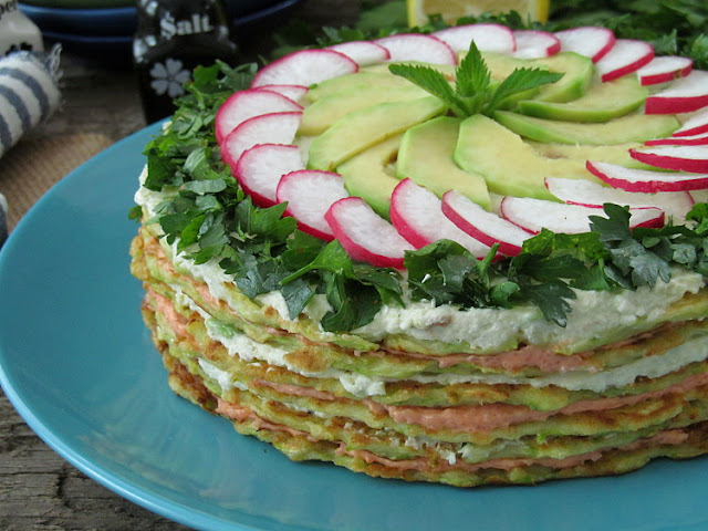 Кабачковый торт с начинкой из феты, авокадо и икры мойвы