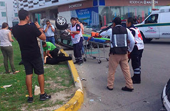 Espectacular volcadura: taxista de Cancún choca contra mujer que no respetó el rojo del semáforo
