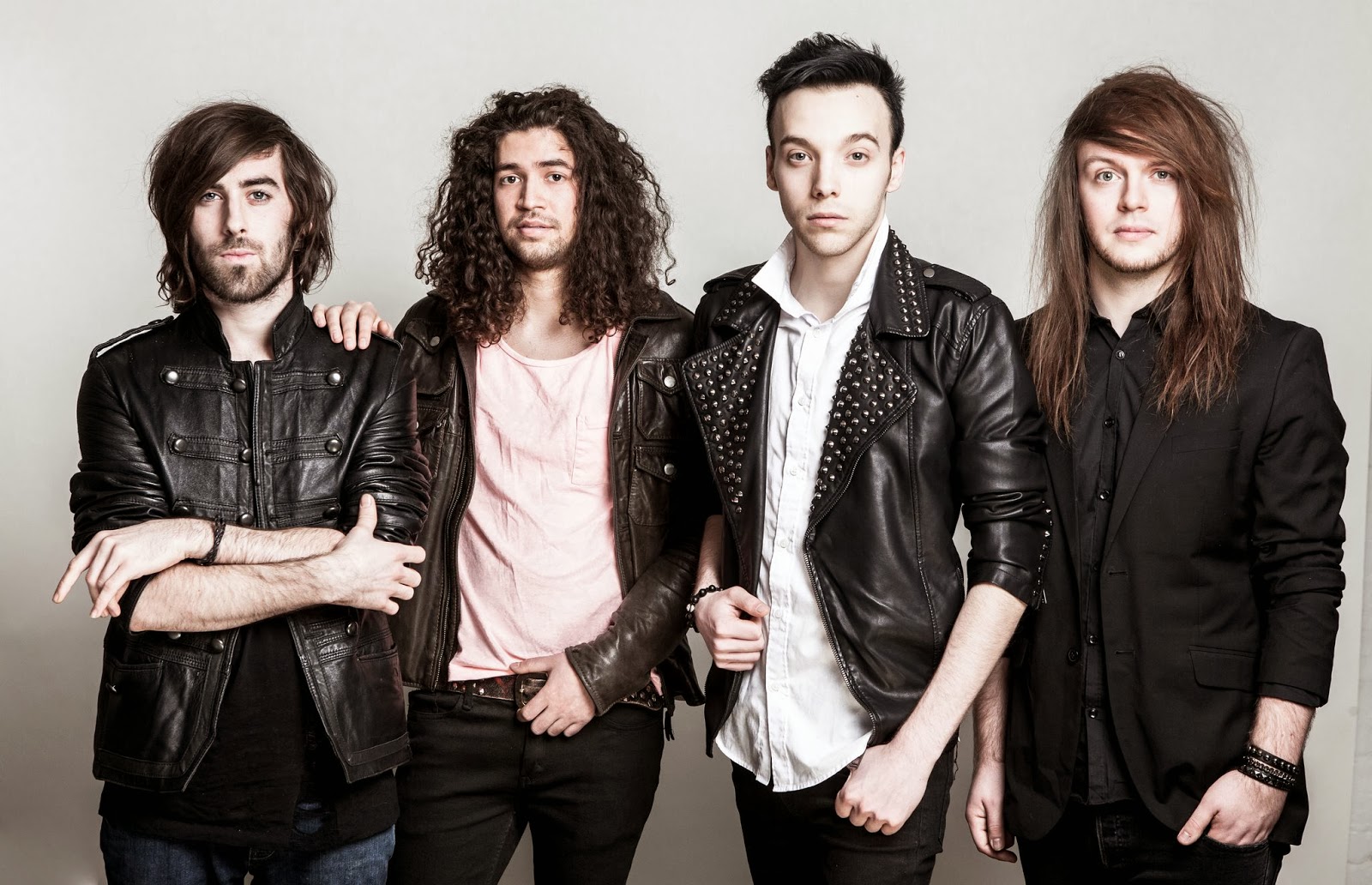 We butter the bread with butter вокалист. Марсель нойманн we butter the bread. Тобиас «tobi» шультка. We butter the bread with butter 2021. We butter the bread with butter тобиас шультка.