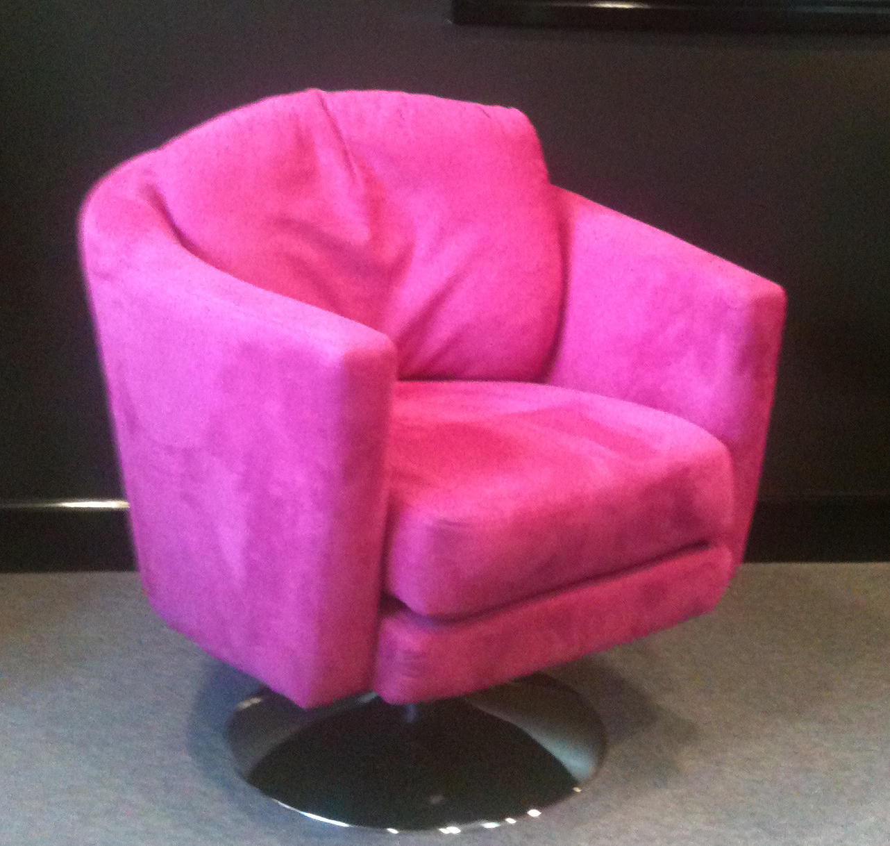 http://3.bp.blogspot.com/-XpS0nENzYaA/T8wQuqqRscI/AAAAAAAABE0/lhwAwsnfFnQ/s1600/The+Pink+Chair.JPG