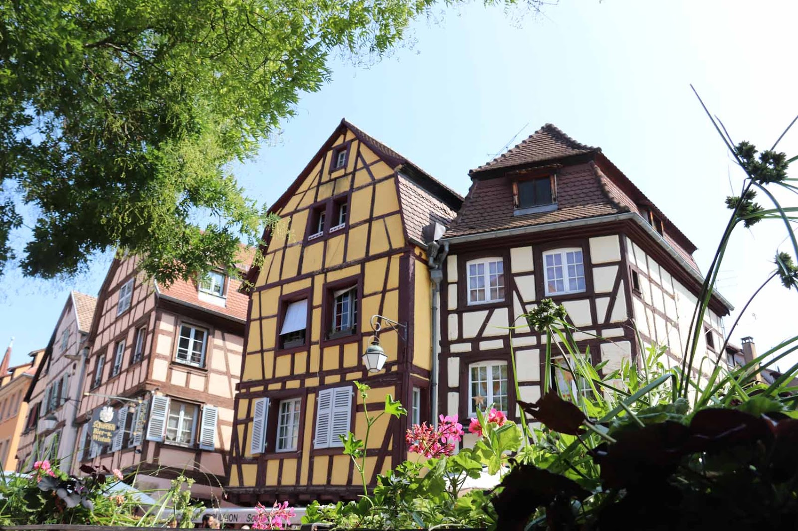 Erivärisiä taloja löytyi runsaasti vanhasta kaupungista Colmar France Ranska