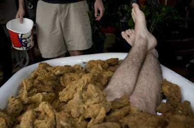 Foto-foto Mandi Yang Kontroversial dan Sensasional mandi dalam ayam goreng