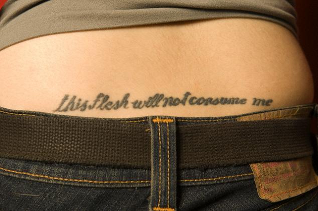 Tatuajes De Letras Para Las Mujeres En La Baja De La Espalda Fotos De Tatuajes Decimos que puede sorprender porque los intérpretes a menudo lucen sus físicos en la gran pantalla, y eso de interpretar a un autista muy tatuado o a un william shakespeare con una avión pintado en el. tatuajes de letras para las mujeres en