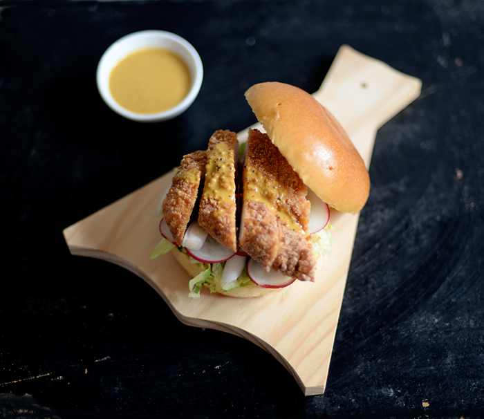 Lemon & Vanilla Chicken katsu curry burger / Hamburger de frango com