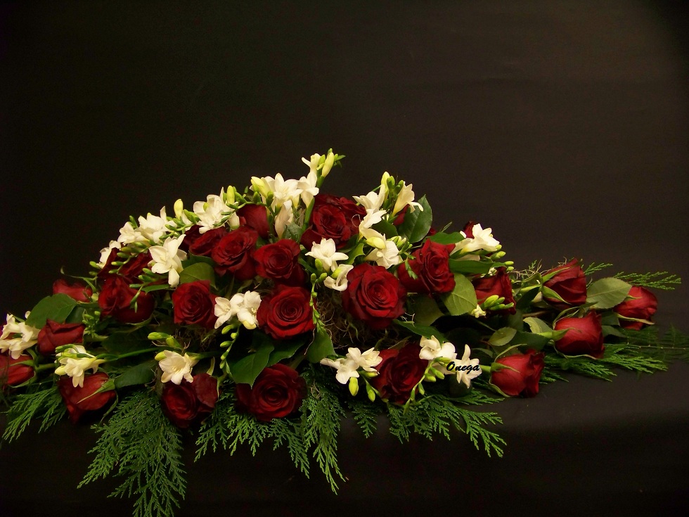 Можно розы на похороны. Траурная флористика. Похоронные букеты из живых цветов. Композиция из роз. Ритуальные композиции из живых цветов.