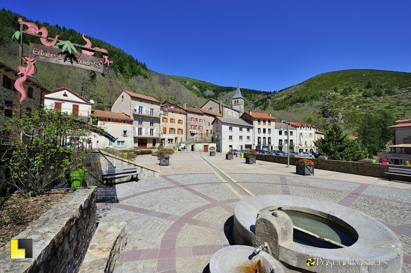 la source de saint laurent les bains 53° photo Pascal Blachier