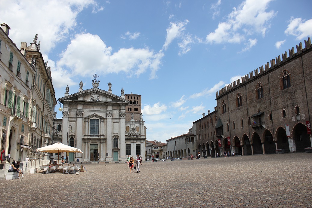 náměstí Piazza Sordello v italském městě Mantova