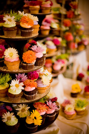 decorar cupcakes con flores naturales