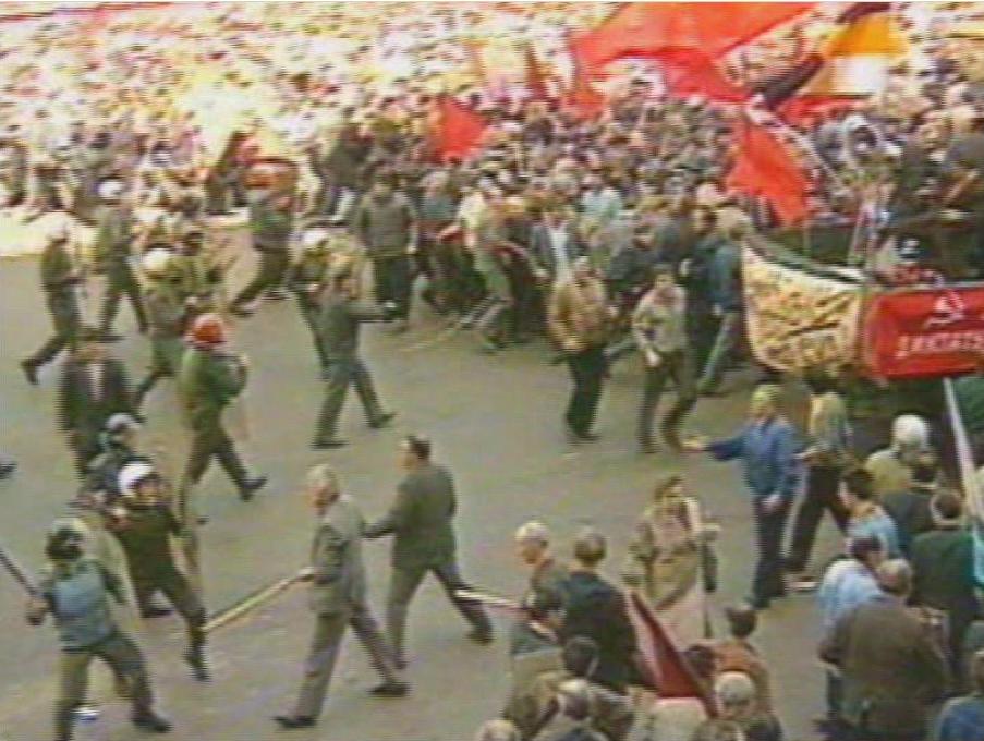 Май 1993 г. Первомайская демонстрация 1993 года. Конституционный кризис 1993 года митинги. 1 Мая 1993 в России. Россия 1993 год Кровавый Первомай.