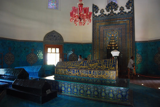A l’intérieur, le tombeau de Mehmed I est richement décoré de faïences, tout comme la partie basse des murs.