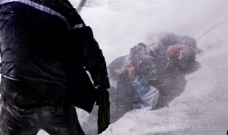 경찰 물대포 맞고 쓰러진 농민 생명 위독 (주의) | 인스티즈