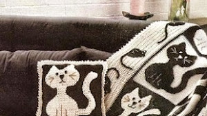 Plaid y almohadón en blanco & negro con diseño de gatos