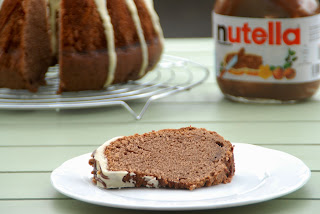 Bundt cake de Nutella con cobertura de chocolate blanco