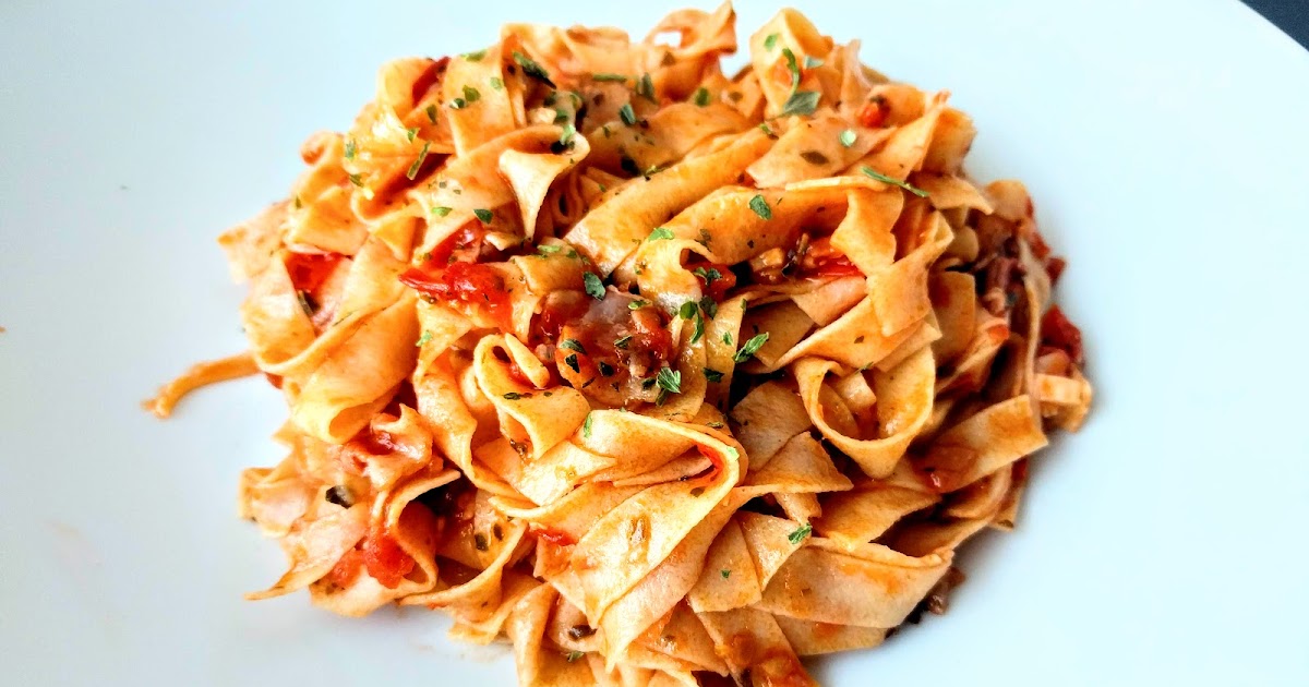 Fettuccine with tomato and pancetta sauce - Kitchen Exile