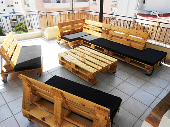 Desain ruang keluarga dengan pallet bekas