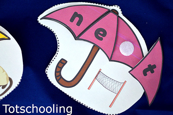 FREE printable CVC word building activity featuring umbrellas. Perfect Spring activity for kindergarten or beginning readers.