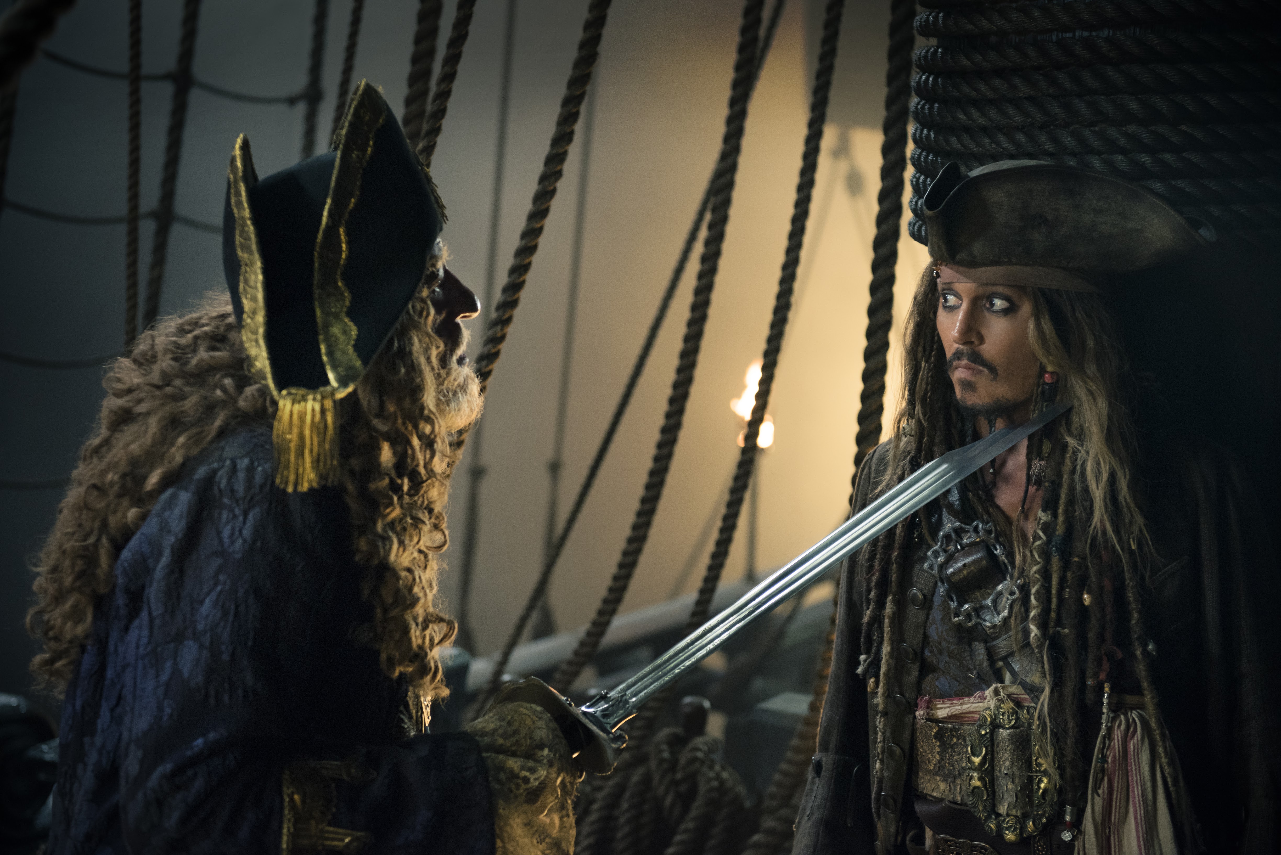 2cellos Perform The Pirates Of The Caribbean Theme By Hans Zimmer 2cellos が 海賊が出現した16世紀当時の古典的な船を再現したカラカ船上で勇壮に奏でた パイレーツ オブ ザ カリビアン のテーマ Cia Movie News