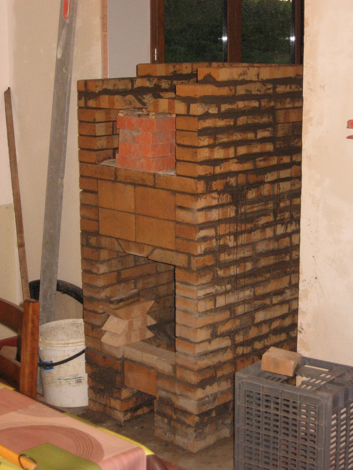 Drôle de terre pour un potager: construction du four du poêle de masse