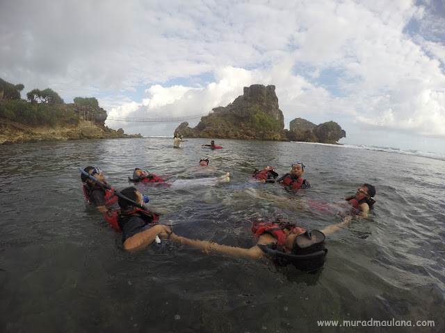 Asyiknya Snorkeling di Pantai Nglambor