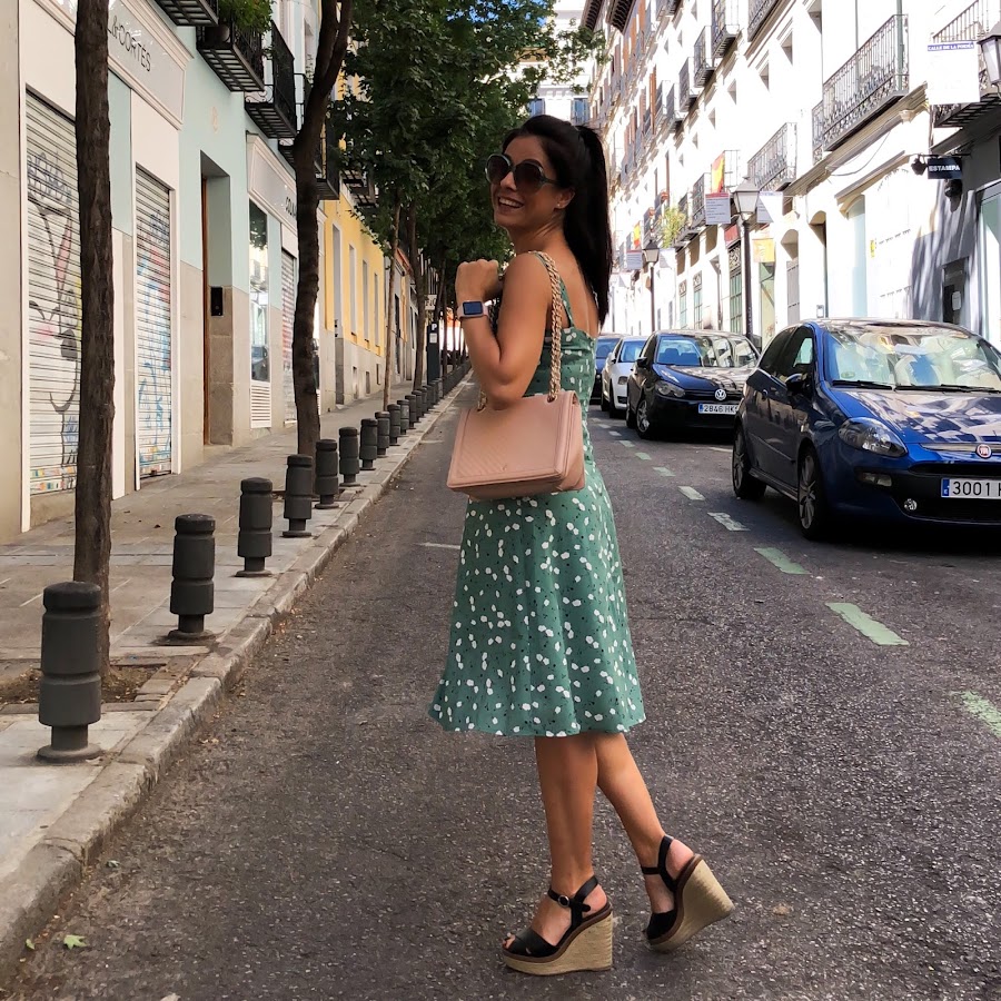SUMMER OUTFIT LOOK: Vestido midi de flores con botones