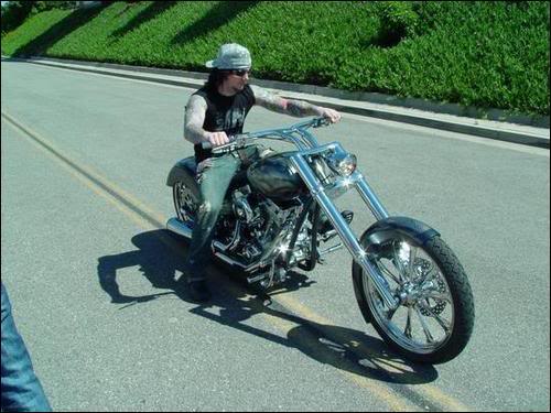 Tidak Memakai Helm, Orang - Orang Berikut Malah Memakai 5 Benda Ini Saat Berkendara Tidak Memakai Helm, Orang - Orang Berikut Malah Memakai 5 Benda Ini Saat Berkendara