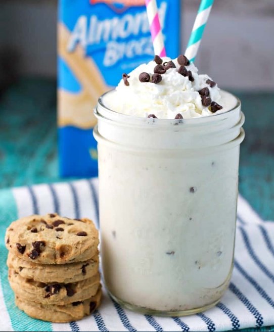 Chocolate Chip Cookie Dough Smoothie #chocolatedrink #smoothies