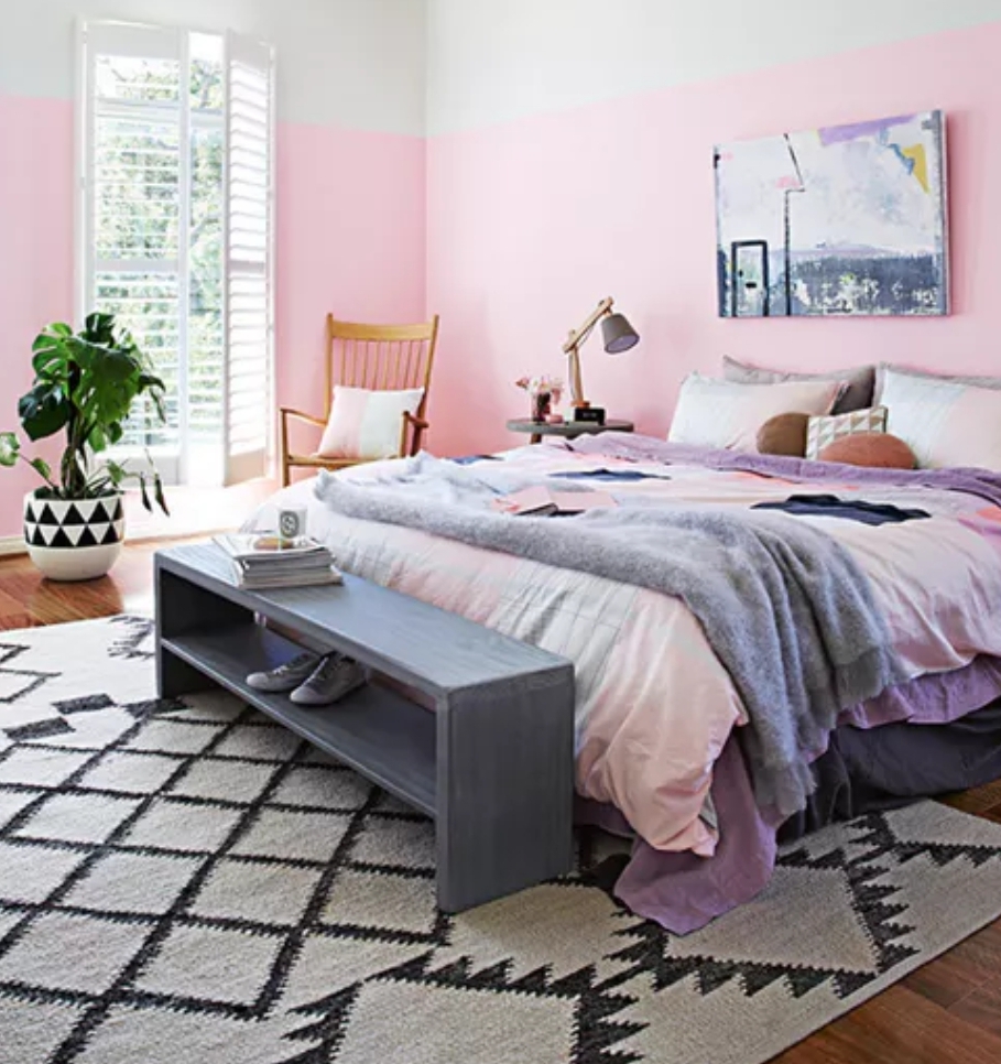 серо розовый цвет стен в интерьере