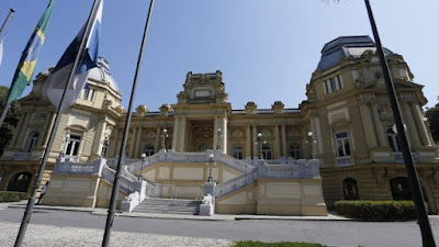 Governo do Rio confirma pagamento, nesta quarta, do 13º de 2016 e do salário de outubro Governo do Rio confirma pagamento, nesta quarta, do 13º de 2016 e do salário de outubro