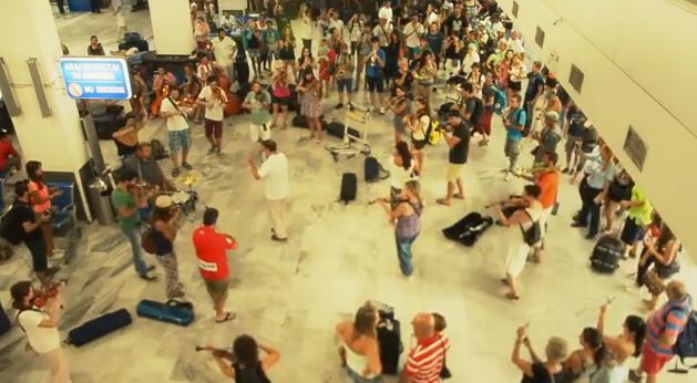 Ισπανική ορχήστρα OCAS παίζει συρτάκι στο αεροδρόμιου του Ηρακλείου και ξεσηκώνει τον κόσμο (Video)