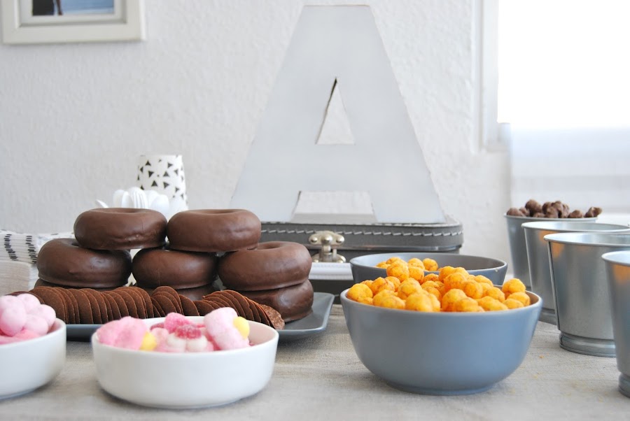 mesa de cumple en gris y blanco