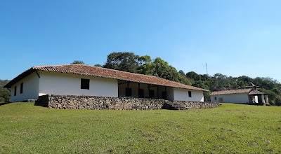 A distância de quase dez quilômetros do núcleo urbano de São Roque foi um fator benéfico para a preservação destas edificações de taipa, que estariam sujeitas à sucessivas reformas ou demolição se não estivessem na zona rural.