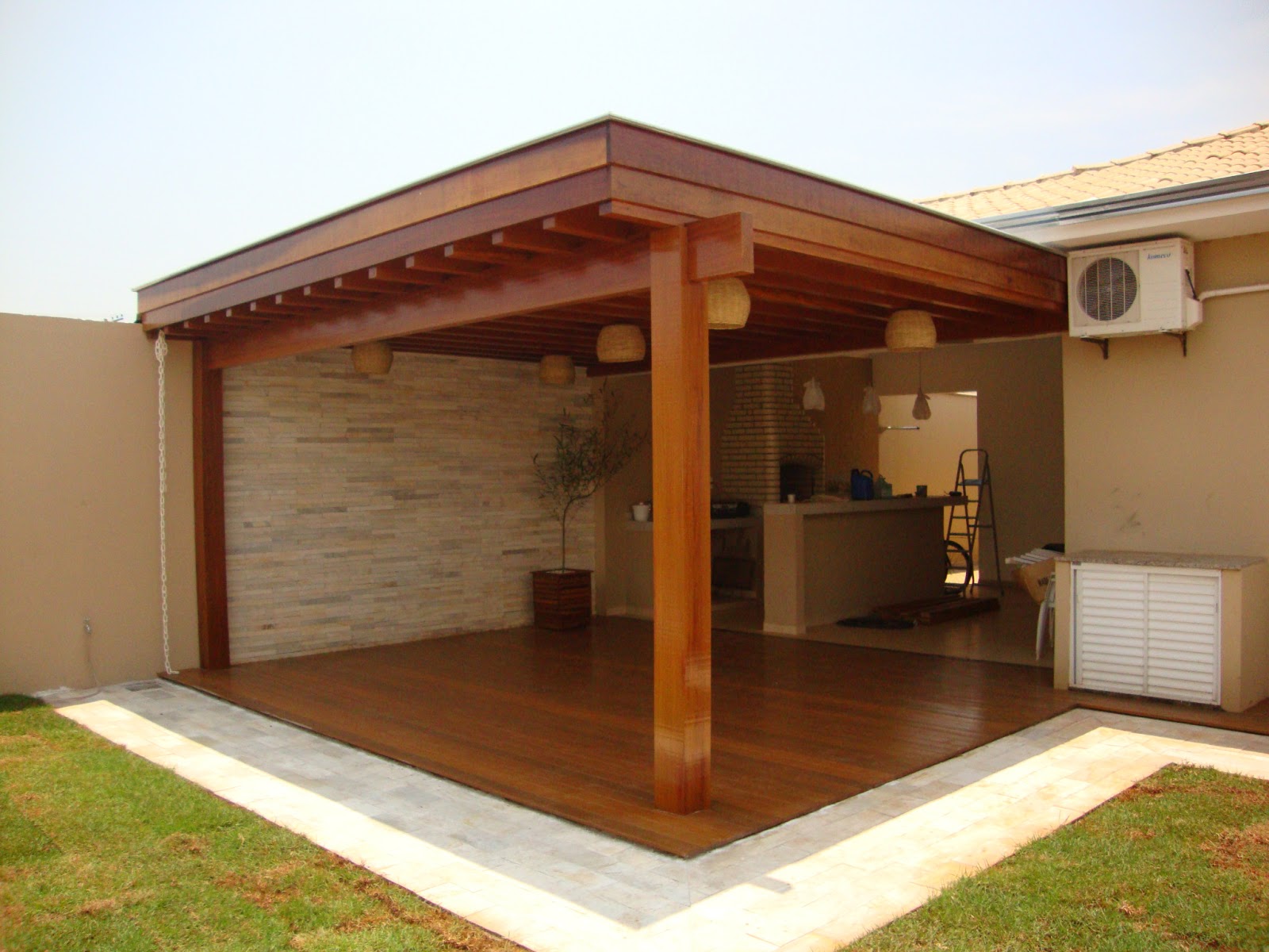 Nilson Carpinteiro Pergolado coberto com bambu trançado.