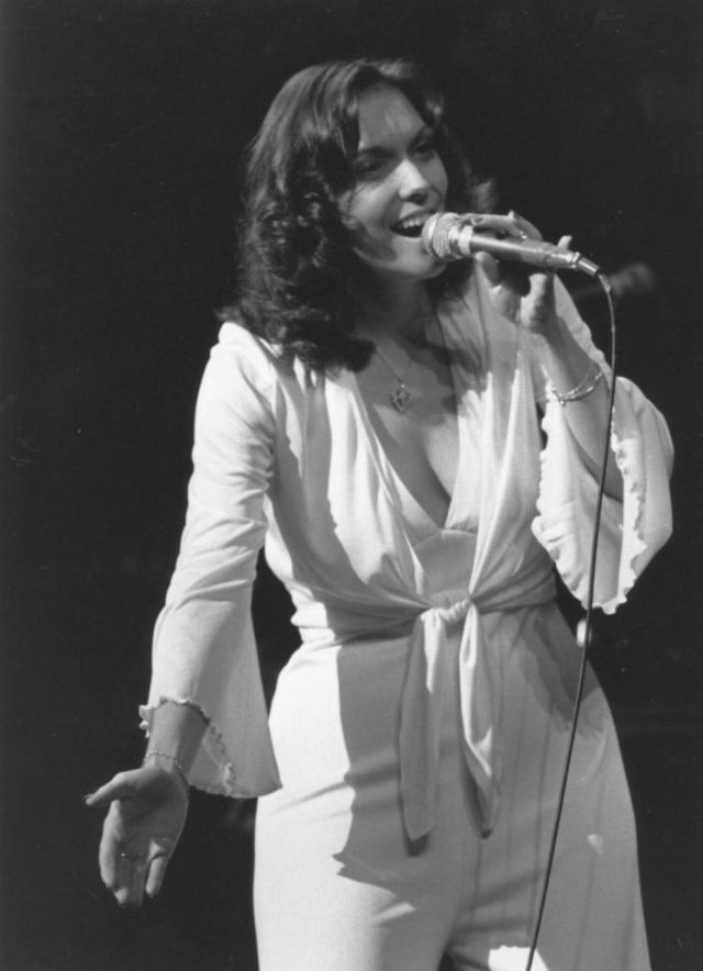 30 Vintage Photos of a Lovely Karen Carpenter From Between the Late