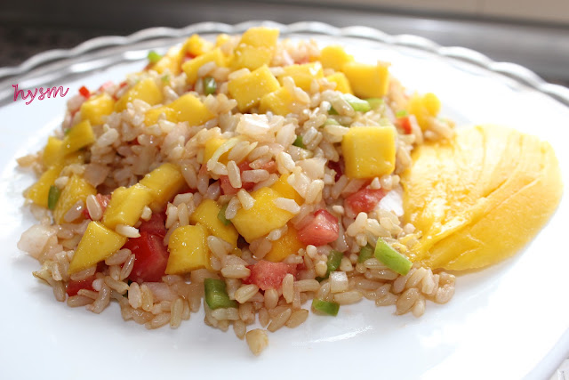 plato de enzalada de arroz y mango