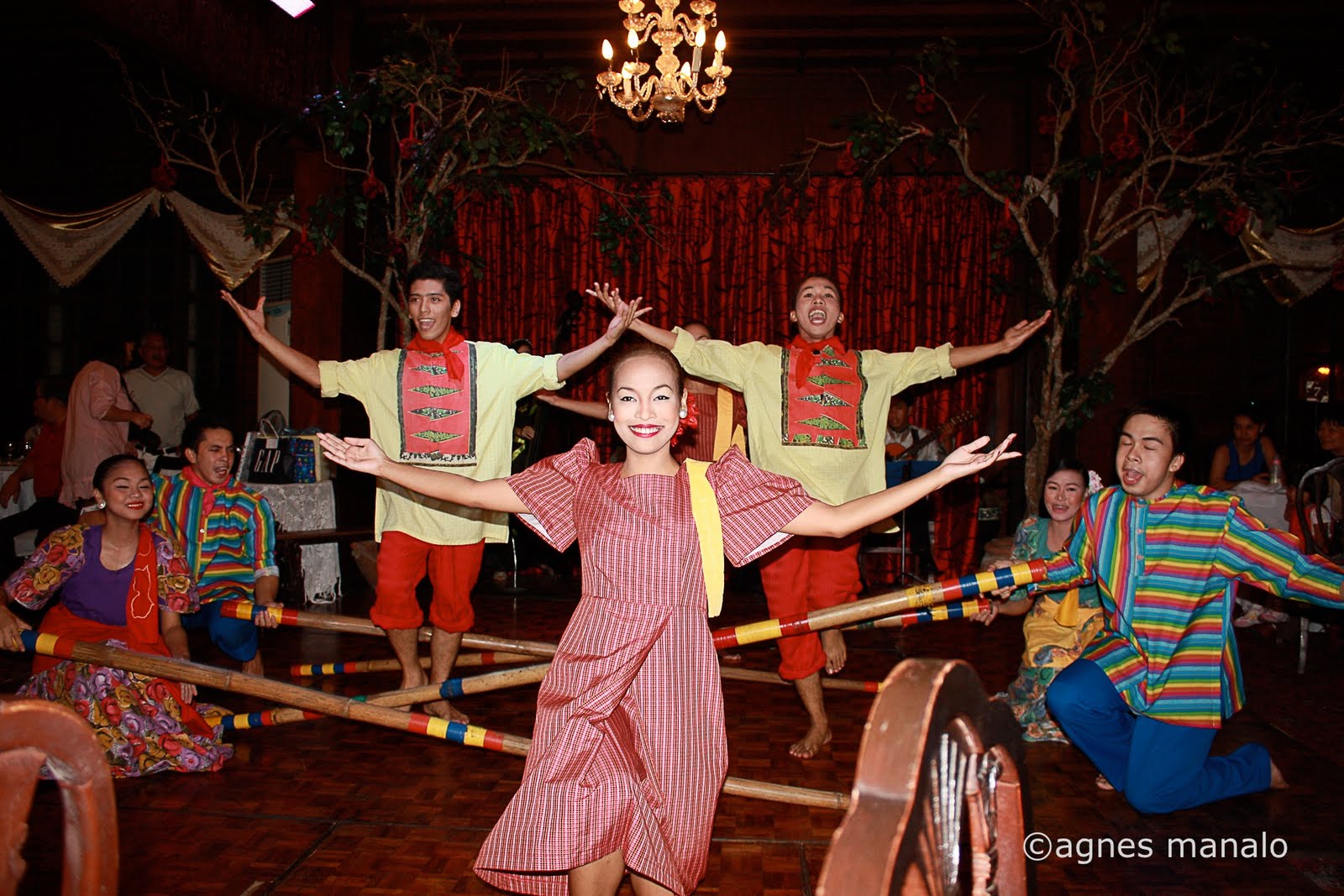 i heart manila: traditional filipino folk dance - tinikling
