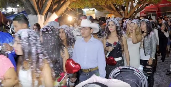 Mujeres de los Altos de Jalisco participan en desfiles para encontrar novio (VIDEO) Mujeres de los Altos de Jalisco participan en desfiles para encontrar novio (VIDEO)