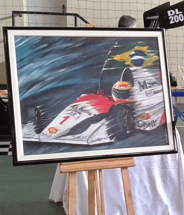 Pintura faz homenagem ao piloto brasileiro Ayrton Senna.