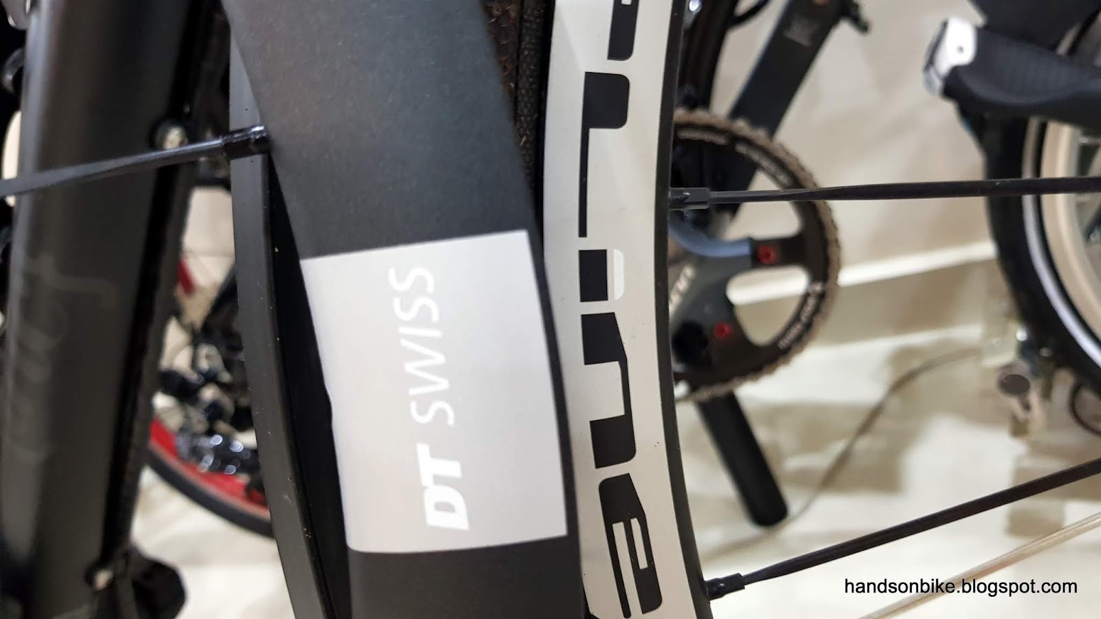 dt swiss er 1600 spline 32 disc road wheelset