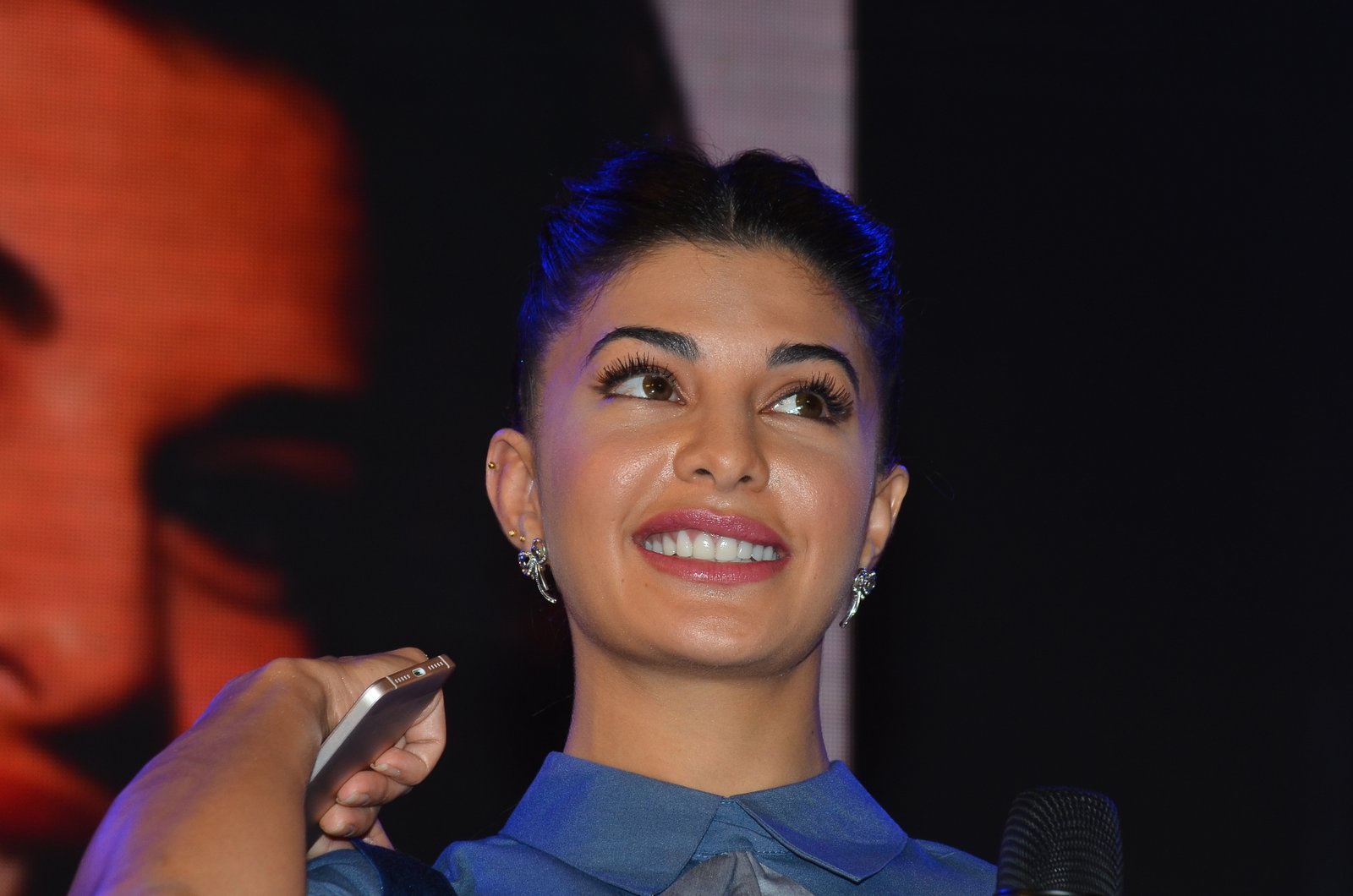 Jacqueline Fernandez Looks Smoking Hot At The Launch Event of LeEco Smartphones In Mumbai