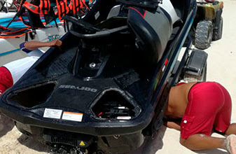 Cristina Torres entrega a salvavidas moto acuática inservible