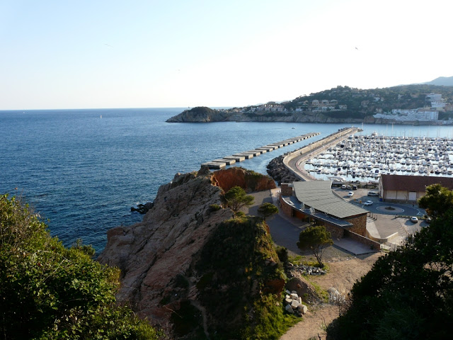 Widok na port w Sant Feliu de Guixols na wybrzeżu Costa Brava