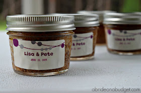 Looking for a TASTY and fool proof wedding favor that you can make yourself? Check out these banana bread mason jar wedding favors from www.abrideonabudget.com.