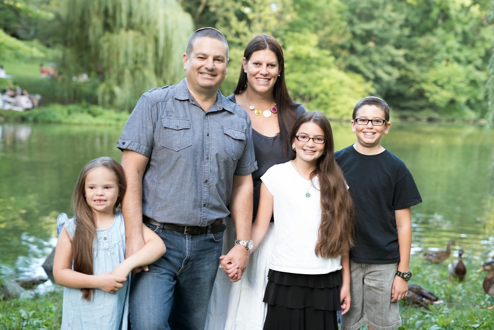 родители с детьми даунами. два ребенка дауна. родители даунов. дети с синдромом дауна с родителями. родители с детьми даунами.