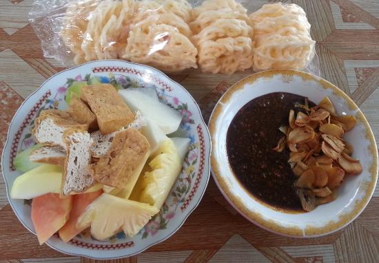 Taburan Bawang Spesial Rujak Manis Ananas Pak Bejo Wisata Malang