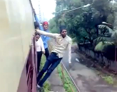 Video : 死んでもおかしくない電車遊び