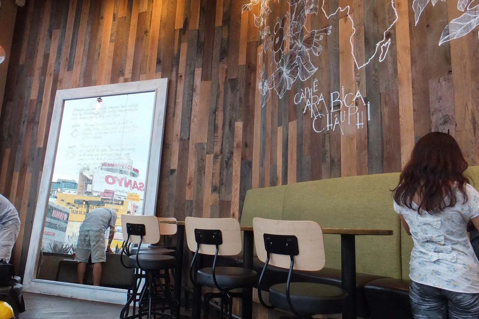 starbucks-coffee-vietnam-first-interior スターバックスコーヒーベトナム第1号店の店内2