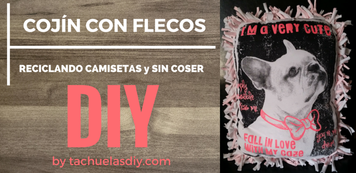 Transforma y recicla tus camisetas con frase o dibujo y conviértelas en un cojín decorativo con flecos para tu rincón preferido y además sin coser, fácil y sin gastar un céntimo.