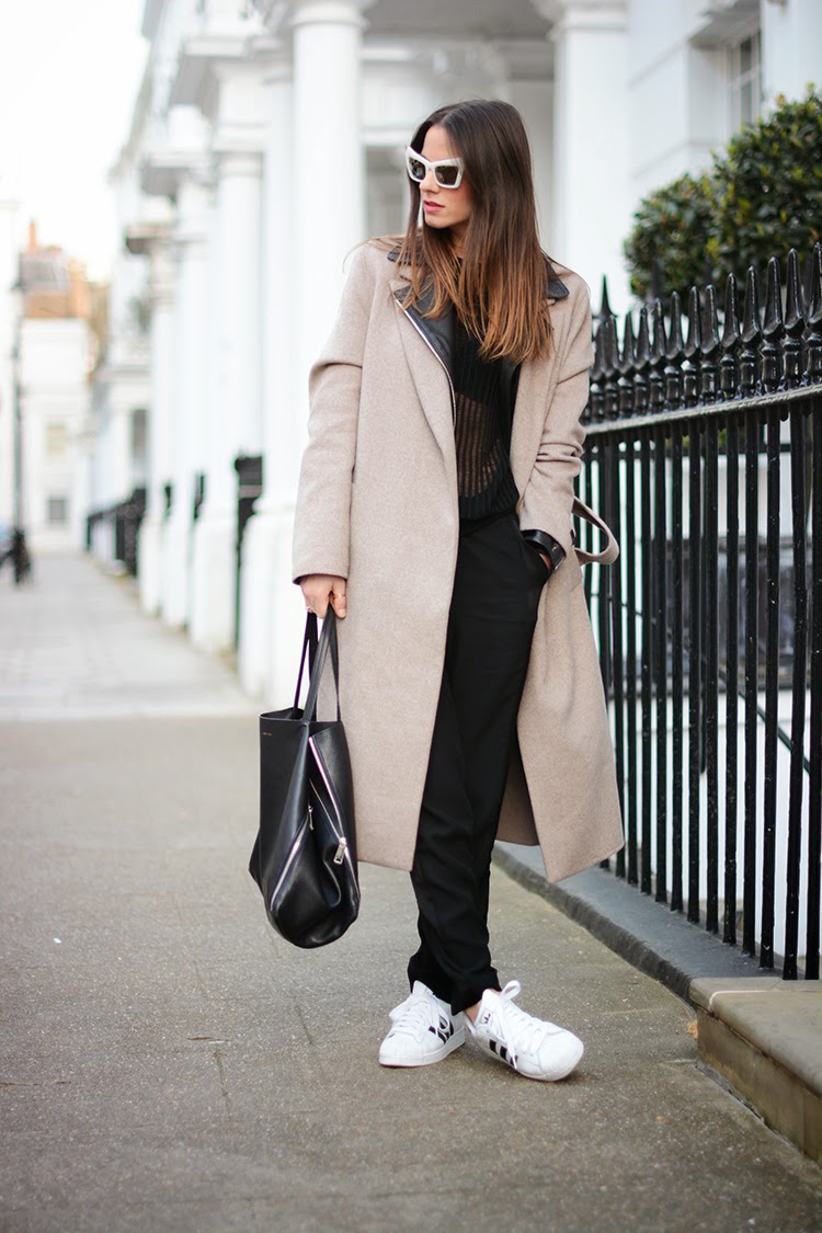 Черное пальто с кроссовками. Кроссовки под пальто женское. Пальто с кроссовками. Пальто с кедами.